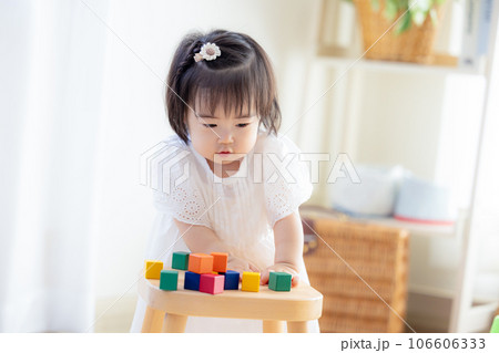 ファミリー 積み木で遊ぶ女の子 ファミリー 積み木で遊ぶ女の子 106606333