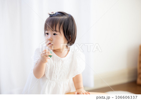 ファミリー 積み木で遊ぶ女の子 ファミリー 積み木で遊ぶ女の子 106606337