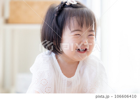 ファミリー 積み木で遊ぶ女の子 ファミリー 積み木で遊ぶ女の子 106606410