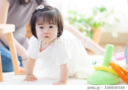 ファミリー　積み木で遊ぶ女の子 106606586