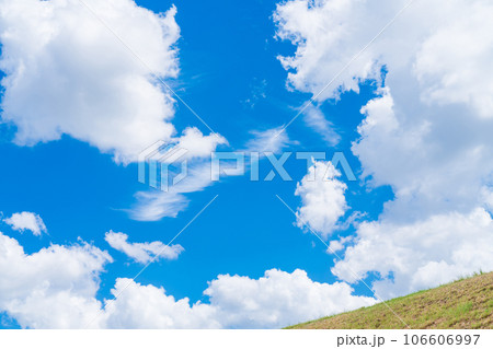 大空と草むら 背景素材 大空と草むら 背景素材 106606997