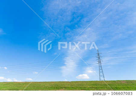 大空と草むら  背景素材 106607083