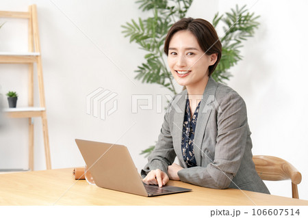 ビジネス　女性　リモートワーク 106607514