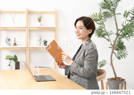 ビジネス　女性　リモートワーク 106607521