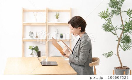 ビジネス　女性　リモートワーク 106607522