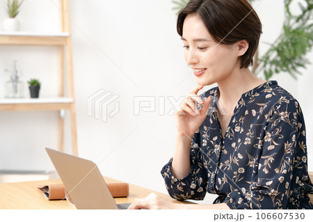 女性 パソコン 在宅ワーク 女性 パソコン 在宅ワーク 106607530