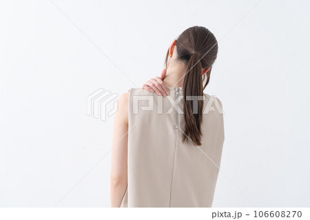 肩こり　女性　後ろ姿 106608270