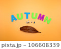 アルファベットのAUTUMNと葉っぱとジオラマ人形 106608339