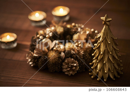 クリスマスイメージ  卓上ツリーとクリスマスリース 106608643