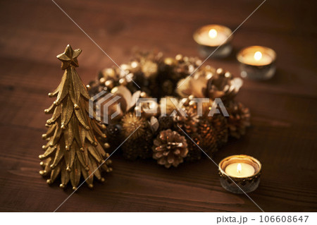 クリスマスイメージ  卓上ツリーとクリスマスリース 106608647