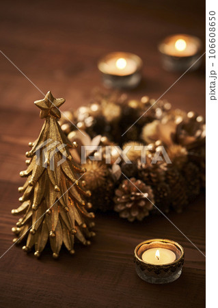 クリスマスイメージ  卓上ツリーとクリスマスリース 106608650