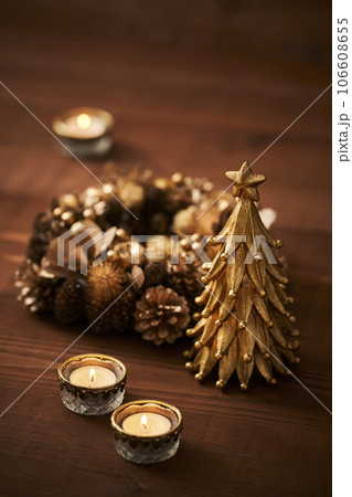 クリスマスイメージ 卓上ツリーとクリスマスリース クリスマスイメージ 卓上ツリーとクリスマスリース 106608655