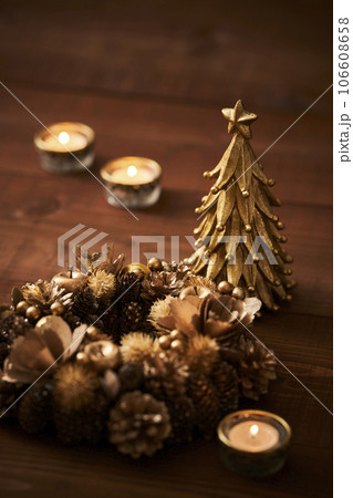 クリスマスイメージ  卓上ツリーとクリスマスリース 106608658