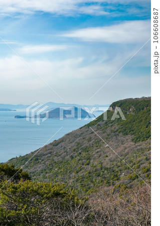 瀬戸内海の多島美と屋島北嶺(香川県高松市) 瀬戸内海の多島美と屋島北嶺(香川県高松市) 106608687