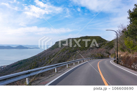 瀬戸内海の多島美と屋島北嶺（香川県高松市） 106608690