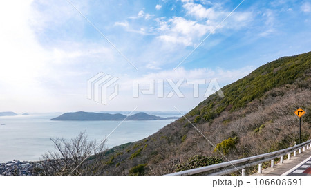 瀬戸内海の多島美と屋島北嶺（香川県高松市） 106608691
