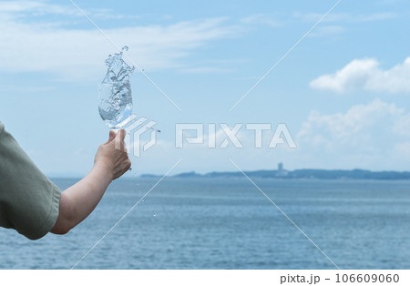 グラスからこぼれる水 グラスからこぼれる水 106609060