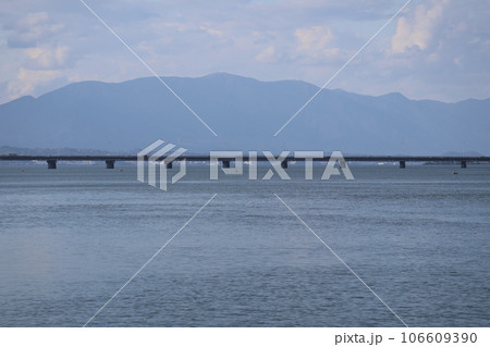 青空と雲と山と橋と対岸の街並みと湖の広がる風景 青空と雲と山と橋と対岸の街並みと湖の広がる風景 106609390