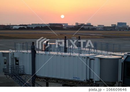 松山空港の夕暮れ 106609646