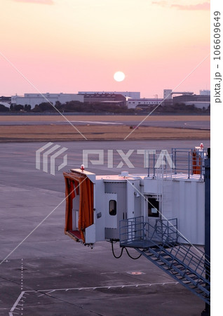 松山空港の夕暮れ 松山空港の夕暮れ 106609649