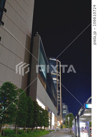 夜の都会に輝く名古屋駅前のビル 106610724