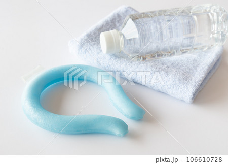 ネックリングとペットボトル入りの水 熱中症対策 冷却グッズ 水分摂取 健康管理 暑さ対策 ネックリングとペットボトル入りの水 熱中症対策 冷却グッズ 水分摂取 健康管理 暑さ対策 106610728