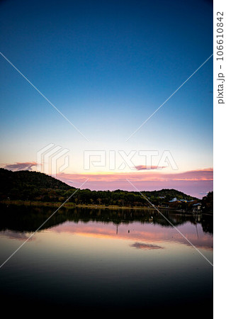 嵯峨野の秋、広沢池の黄昏は影絵のように静かな夕焼けの水鏡、たなびく夕雲 嵯峨野の秋、広沢池の黄昏は影絵のように静かな夕焼けの水鏡、たなびく夕雲 106610842