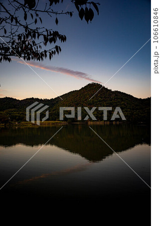 嵯峨野の秋、広沢池の黄昏は影絵のように静かな夕焼けの水鏡、日の終りの山影 嵯峨野の秋、広沢池の黄昏は影絵のように静かな夕焼けの水鏡、日の終りの山影 106610846