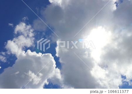 夏 雲と太陽のある青空 空のみ 夏 雲と太陽のある青空 空のみ 106611377
