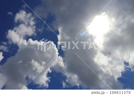 夏 雲と太陽のある青空 空のみ 夏 雲と太陽のある青空 空のみ 106611378
