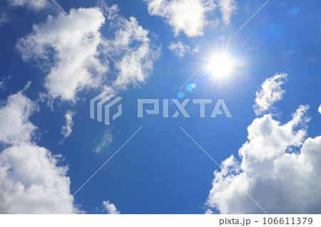 夏　雲と太陽のある青空　空のみ 106611379