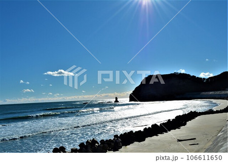 太陽に照らされた海 106611650