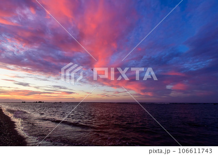 ドラマチックな朝を迎えた鵜ノ崎海岸　男鹿半島　秋田県 106611743