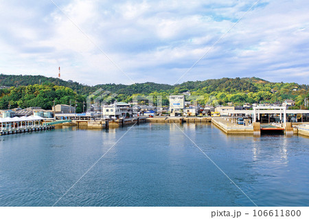 【香川】初夏の直島 出航したフェリー内から望む宮浦港 【香川】初夏の直島 出航したフェリー内から望む宮浦港 106611800