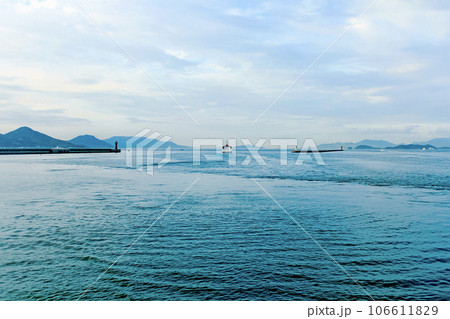 【香川】初夏の高松　着港するフェリー内から望む瀬戸内海と出航する船 106611829