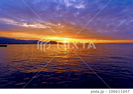 【香川】初夏の高松　海岸沿いから望む瀬戸内海に沈む夕日 106611847