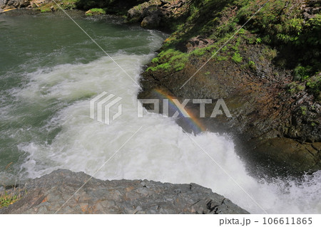 塩原温泉峡を流れる箒川の布滝／栃木県那須塩原市 106611865