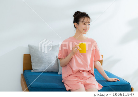 リビングの女性 106611947