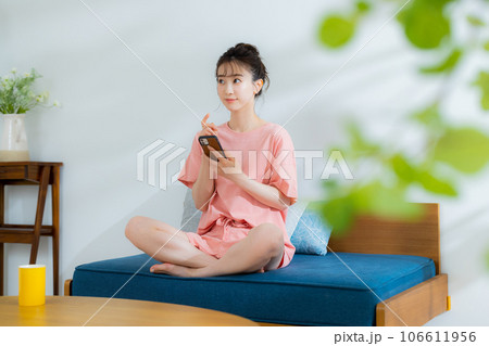 リビングの女性 106611956