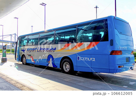 【香川】初夏の高松空港　到着したリムジンバス 106612005