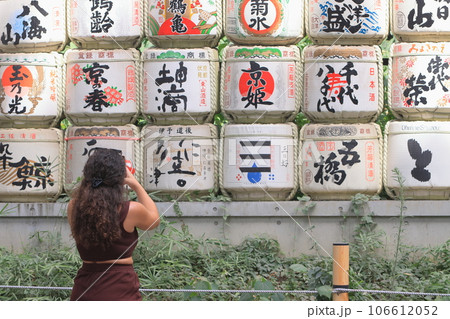 日本酒の樽の前で撮影する外国人観光客 インバウンド 日本の観光地 日本酒の樽の前で撮影する外国人観光客 インバウンド 日本の観光地 106612052