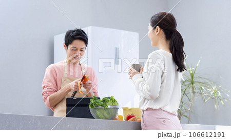 料理をする旦那と見守る主婦 106612191