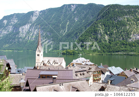 世界で最も美しい湖畔の街と言われるオーストリアのハルシュタットとハルシュタット湖の風景 106612255