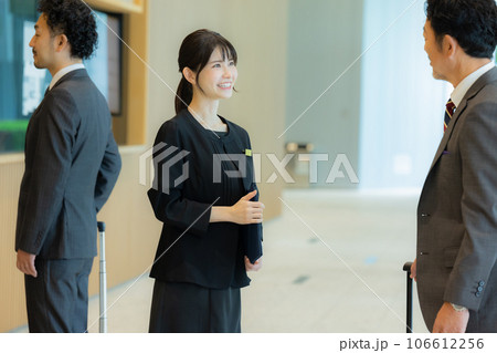 ロビーで受付をするビジネスマン ロビーで受付をするビジネスマン 106612256