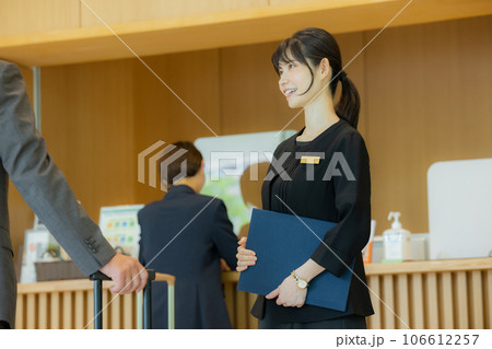 ロビーで受付をするビジネスマン　　　　 106612257