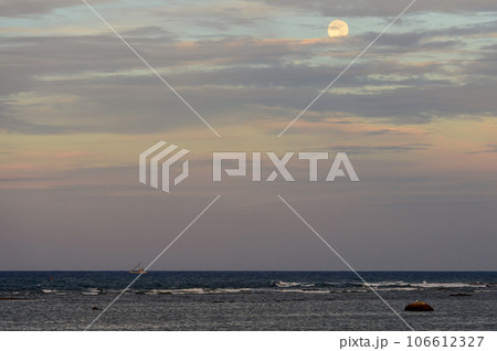 ドラマチックなスーパームーンの月没 男鹿半島鵜ノ崎海岸 秋田県 ドラマチックなスーパームーンの月没 男鹿半島鵜ノ崎海岸 秋田県 106612327