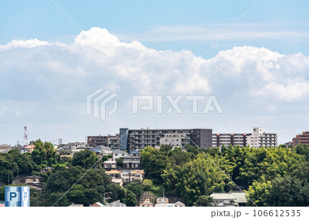 【神奈川県】爽やかな青空の街並み 106612535