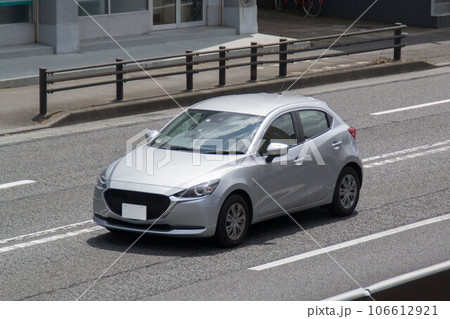 コンパクトカー　道路走行 106612921