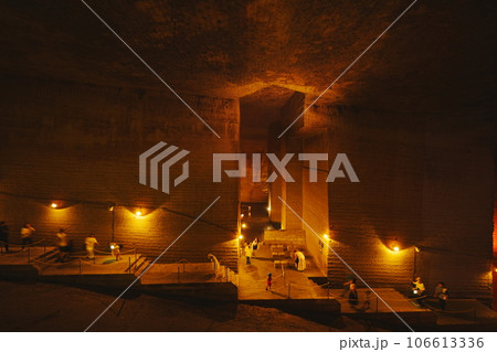 宇都宮の大谷資料館のライトアップされた神秘的な空間 106613336