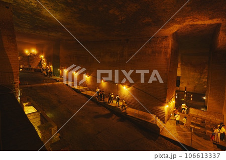 宇都宮の大谷資料館のライトアップされた神秘的な空間 106613337